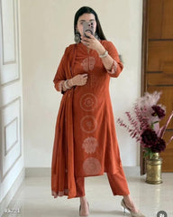 beautiful aari work on dupatta with matching tassels