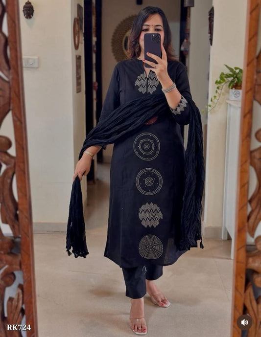 beautiful aari work on dupatta with matching tassels