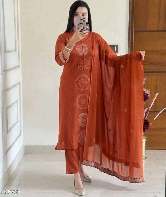 beautiful aari work on dupatta with matching tassels