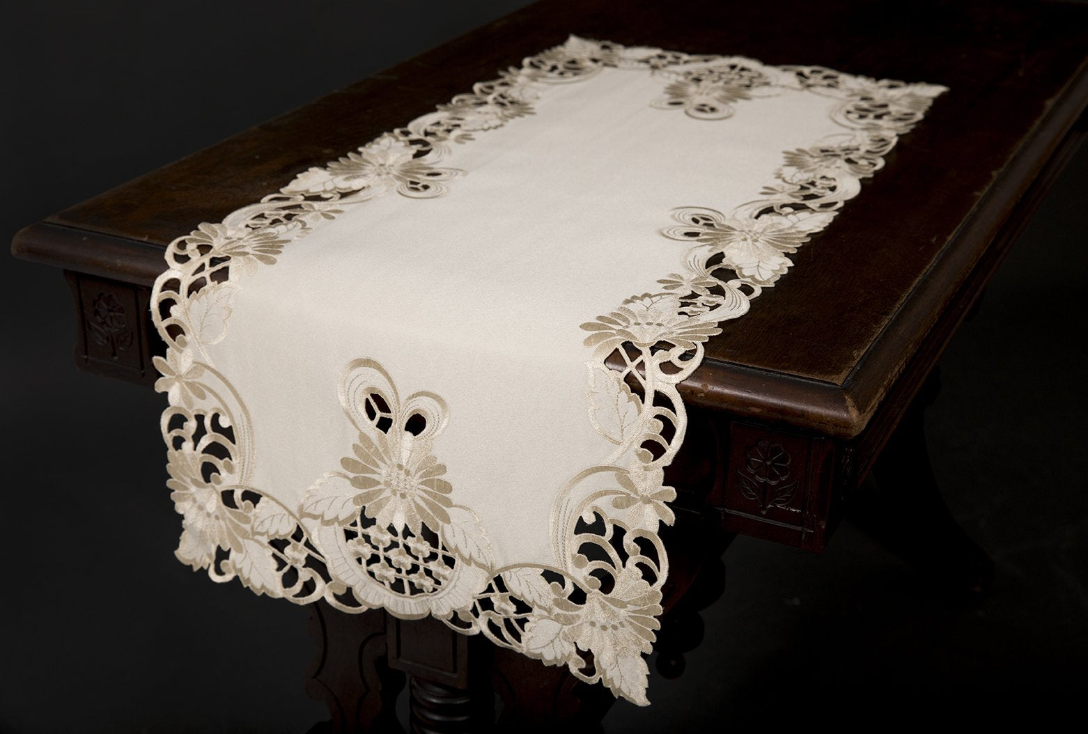 Delicate Daisy Table Runner
