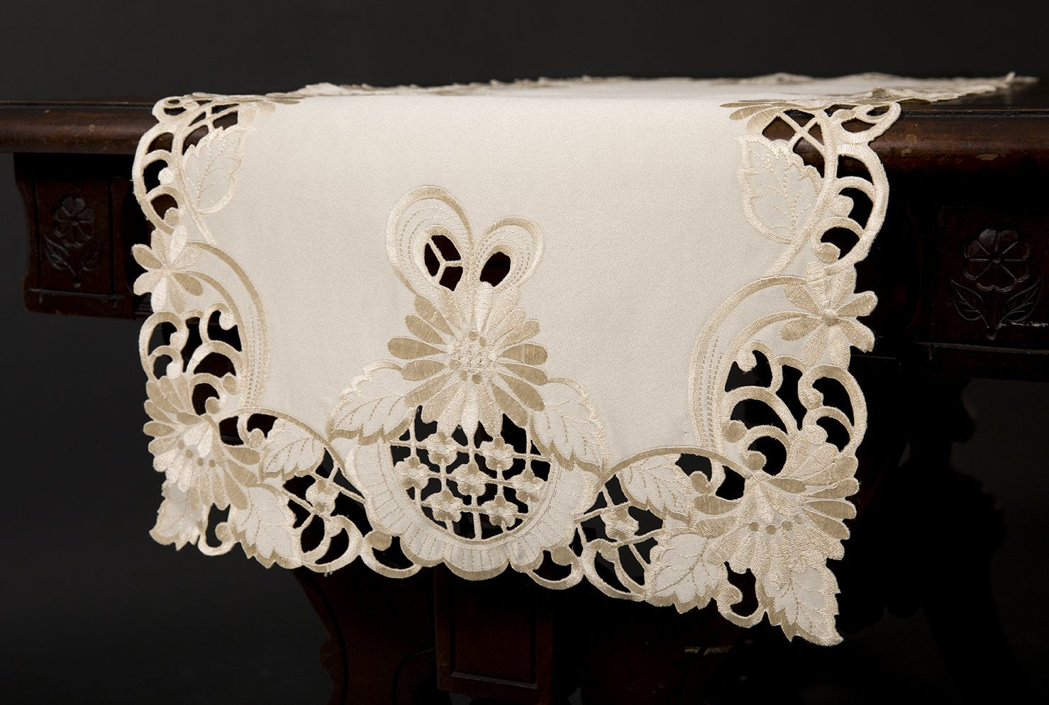 Delicate Daisy Table Runner